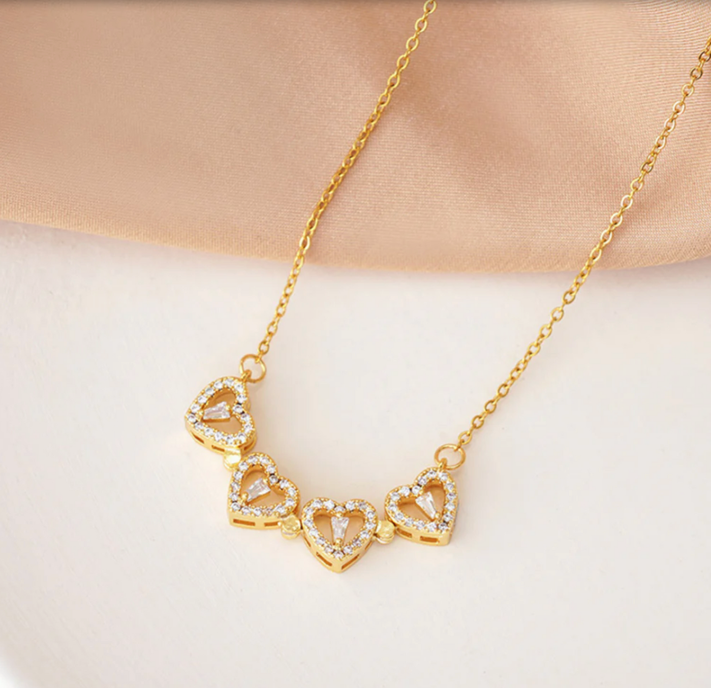 Collar Trebol De Corazones Dorado Magnetico